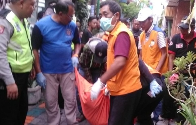 Petugas saat mengevakuasi korban/Foto: Narendra Bakrie