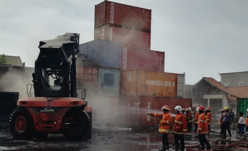 Petugas PMK melakukan pemadaman dan pembasahan di TKP.