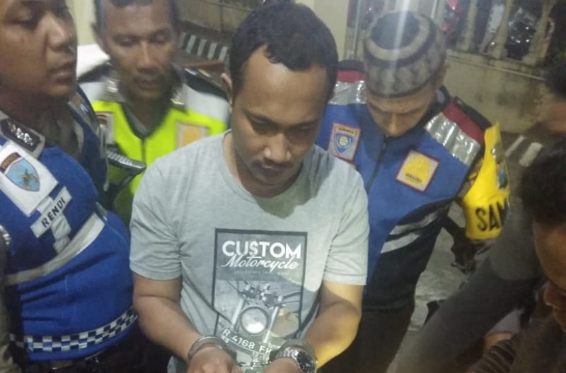 Fajar saat digeledah polisi.