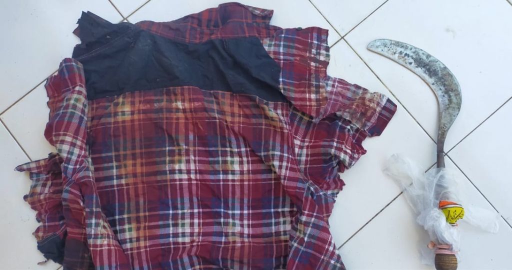 Barang bukti pembacokan di Banyuwangi.