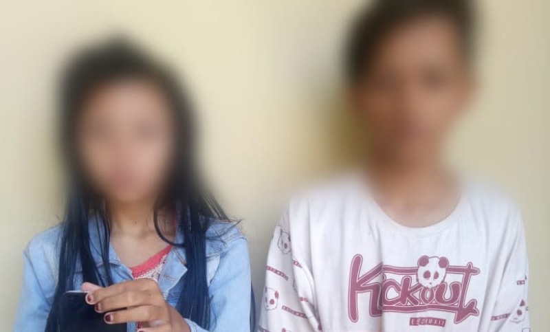 SN (kiri) bersama kekasihnya saat diamankan di Mapolsek Wonocolo Surabaya.