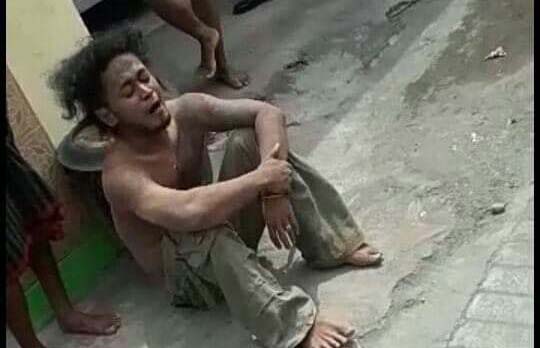 Pengendara motor yang berlagak gila. 