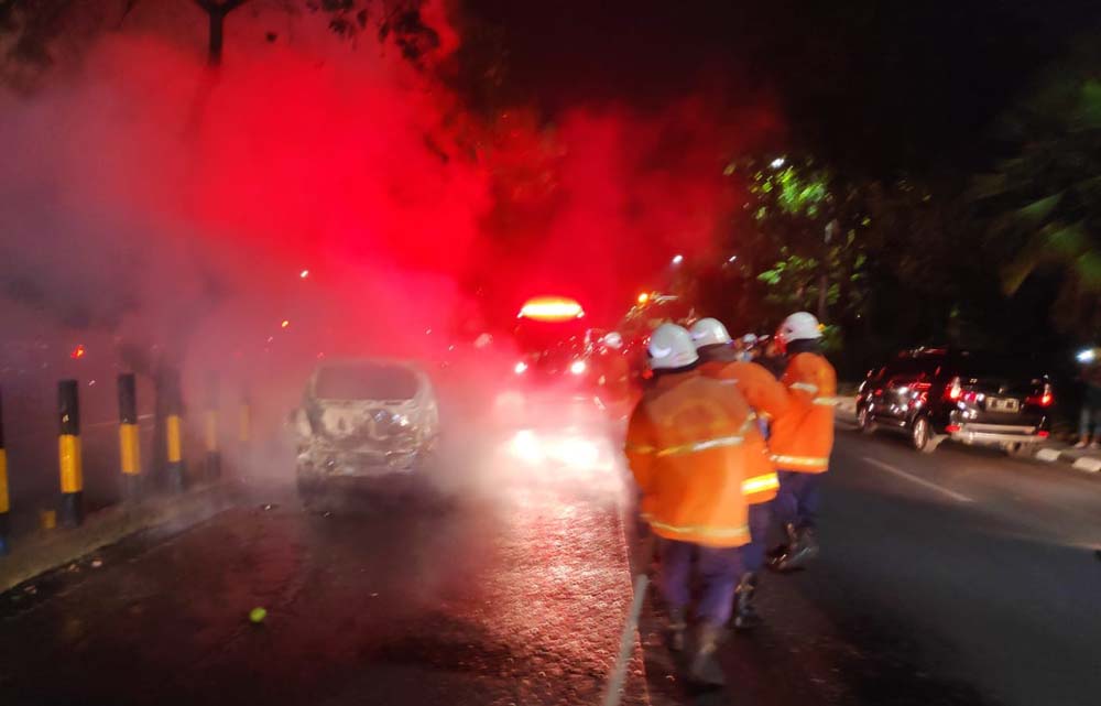 Mobil Suzuki Karimun Hangus Terbakar saat Jalanan Macet di Surabaya
