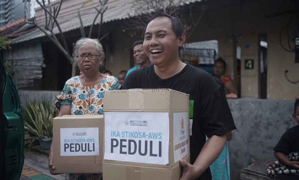 Pembagian paket sembako di Surabaya