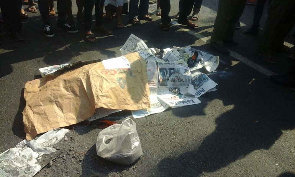 Jasad pasutri yang tewas kecelakaan di Jalan Mastrip, Surabaya.

