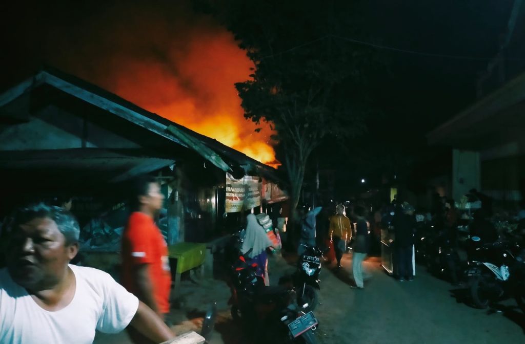 Puluhan Kios Pasar Kalibaru Wetan Ludes Terbakar