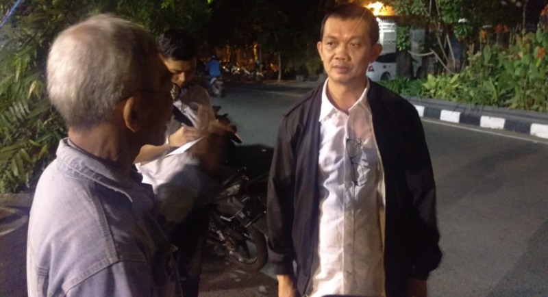 Kasatreskrim Polrestabes Surabaya AKBP Sudamiran saat di lokasi pembacokan, Senin (29/10/2018) malam.