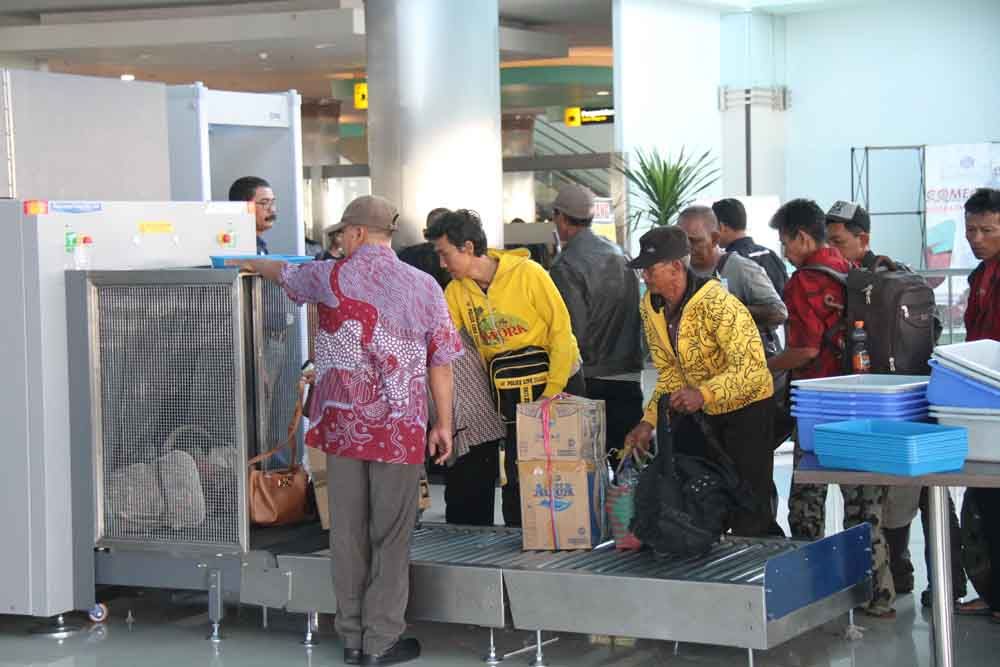 Penumpang di Pelabuhan Tanjung Perak Surabaya