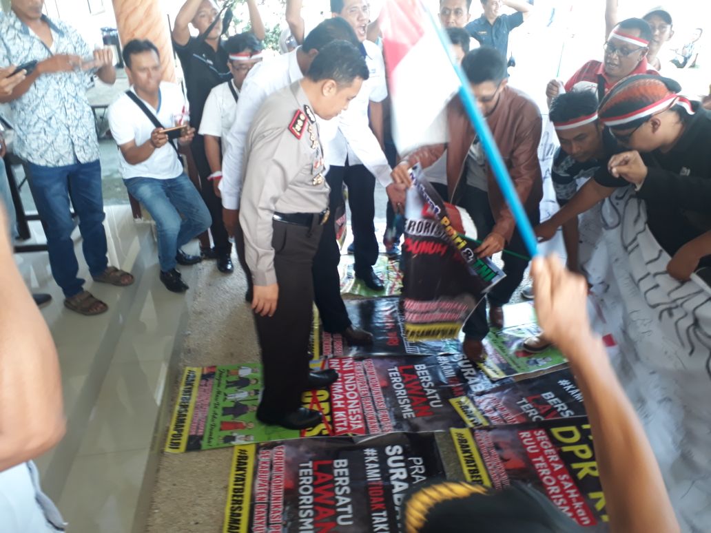 Kapolres Banyuwangi AKBP Donny Adityawarman di tengah-tengah massa.