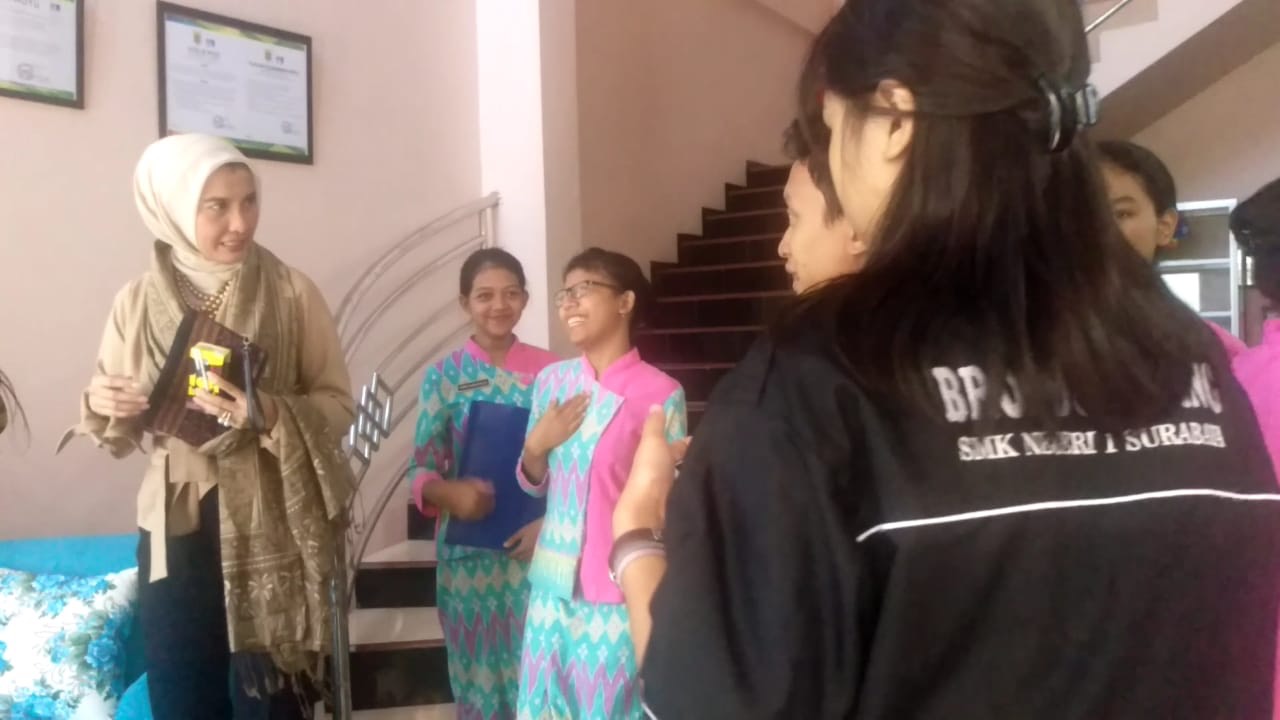 Arzeti Bilbina saat melihat aktifitas belajar siswa siswi Jurusan Perhotelan SMKN 1 Surabaya.