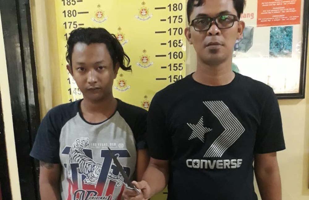 Yudho (kiri) saat diamankan di Mapolsek Gubeng.

