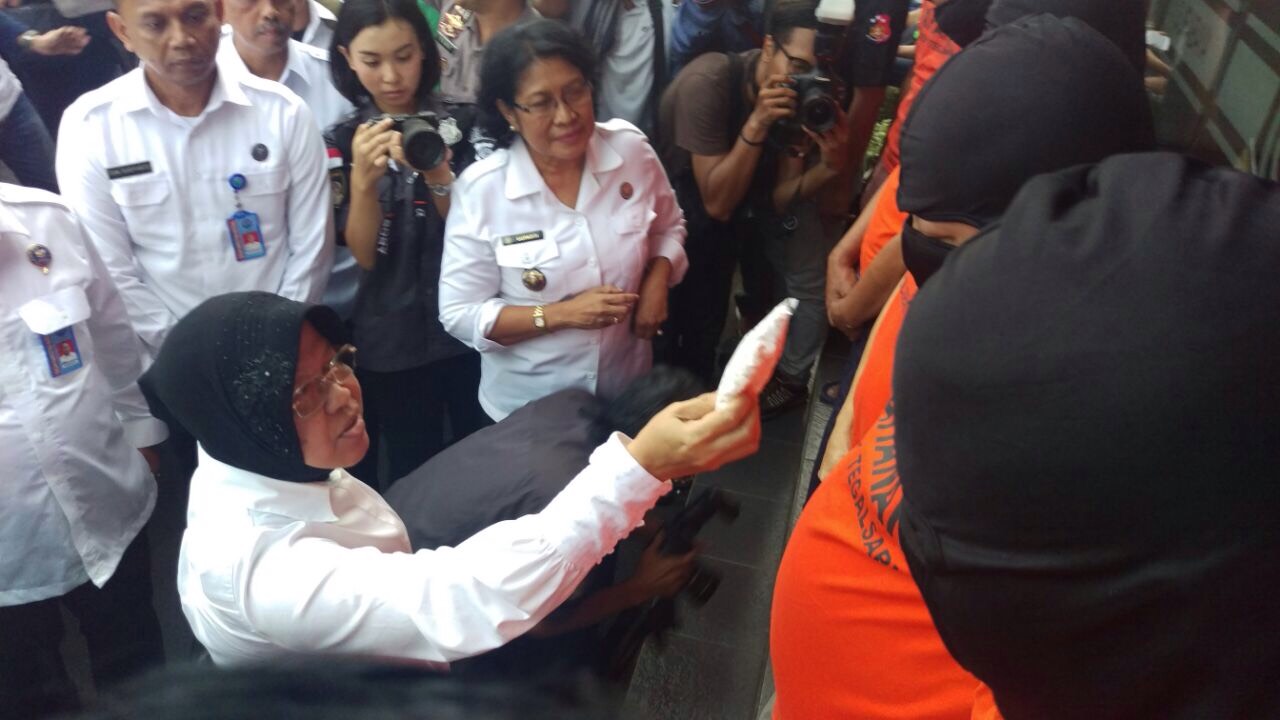 Risma memarahi para tersangka