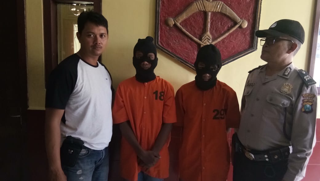 Dua bandit cilik (pakai kerpus) saat diamankan di Mapolsek Tandes