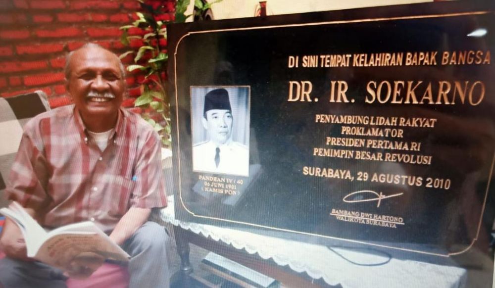 Peter bersama prasasti yang ditandatangani  Wali Kota Surabaya Bambang DH/istimewa