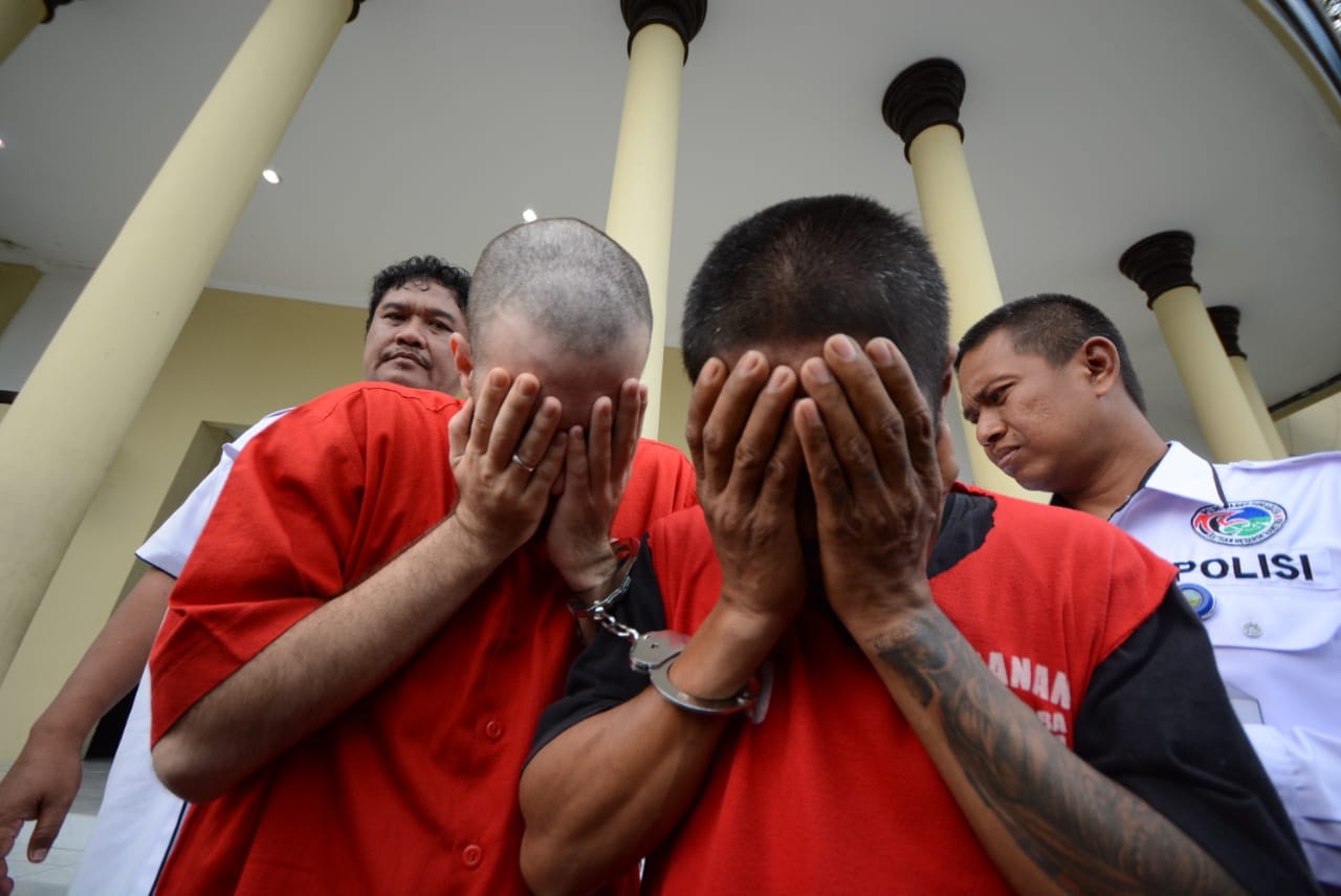 Alex (kiri) saat memberikan keterangan alasan dia mengkonsumsi narkoba. 