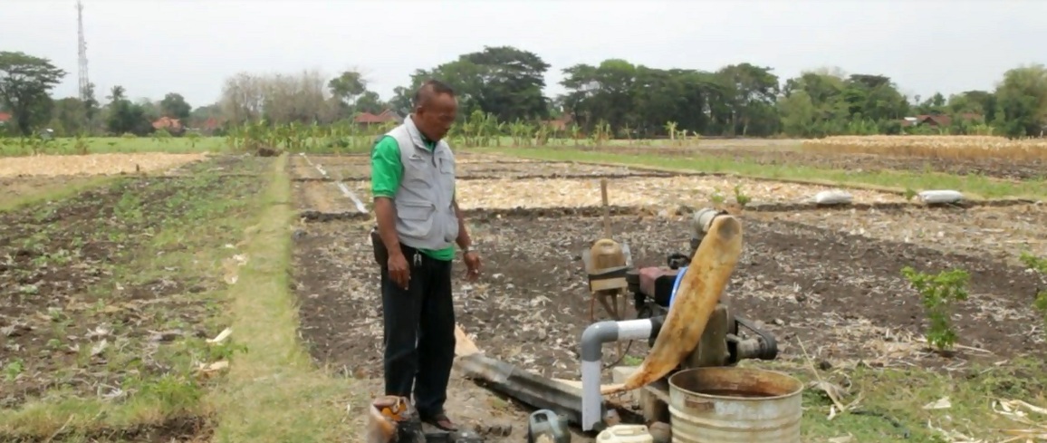 Warga menunjukkan pompa air yang rusak di Ponorogo (Mita Kusuma/jatimnow.com)