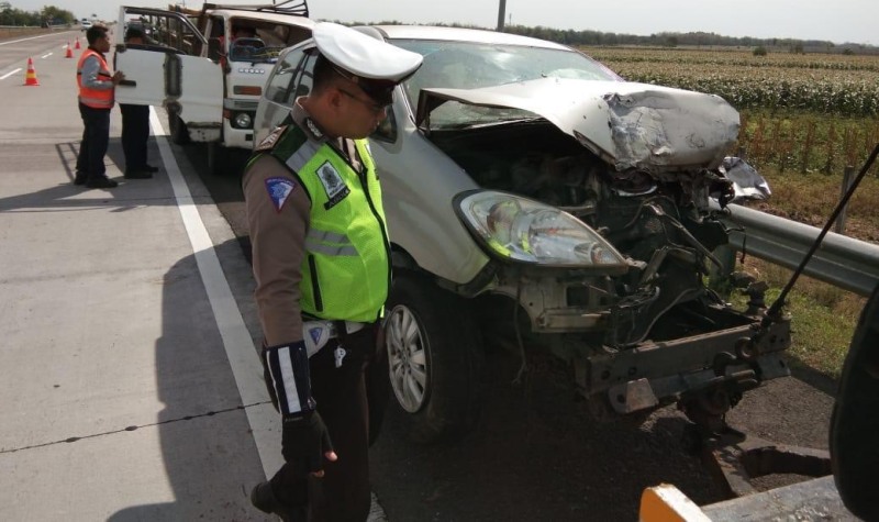 PJR Polda Jatim saat menangani kecelakaan di Jalan Tol Warugunung.