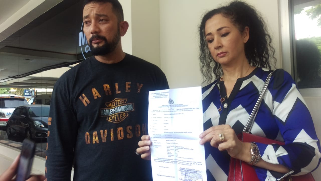 Teuku Mochtar Djohansyah (kiri) dan Houria Robyn (kanan) menunjukan surat laporan mereka beberapa waktu lalu.
