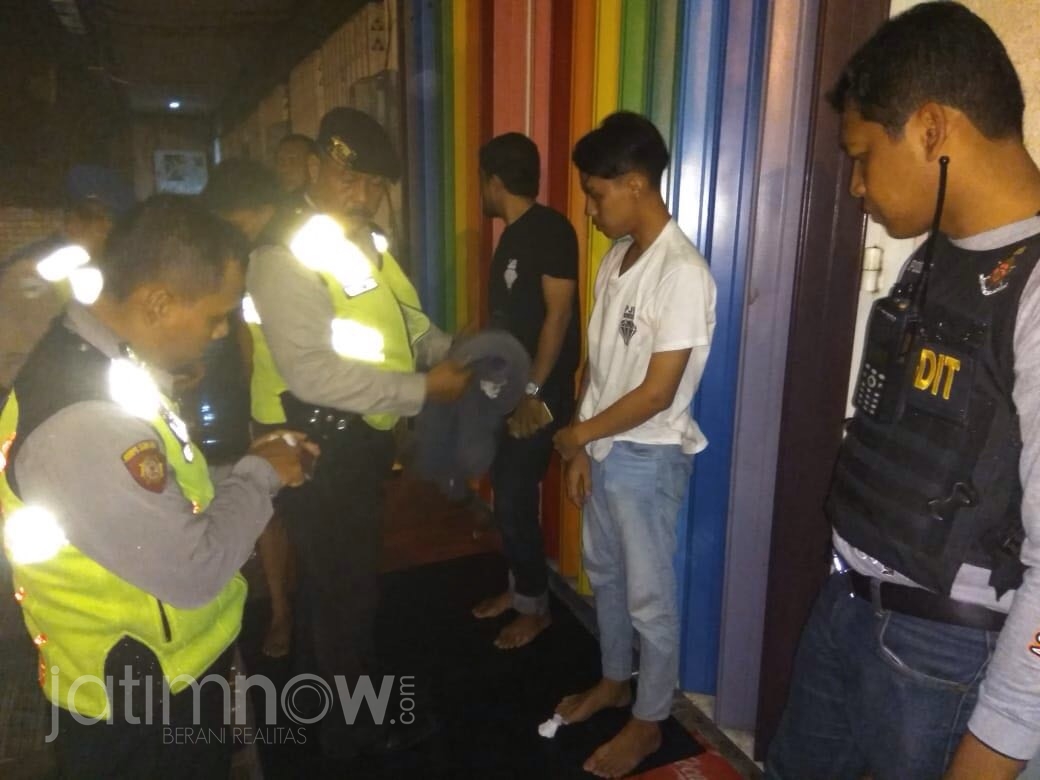 Petugas membubarkan tiga pemuda pesta miras