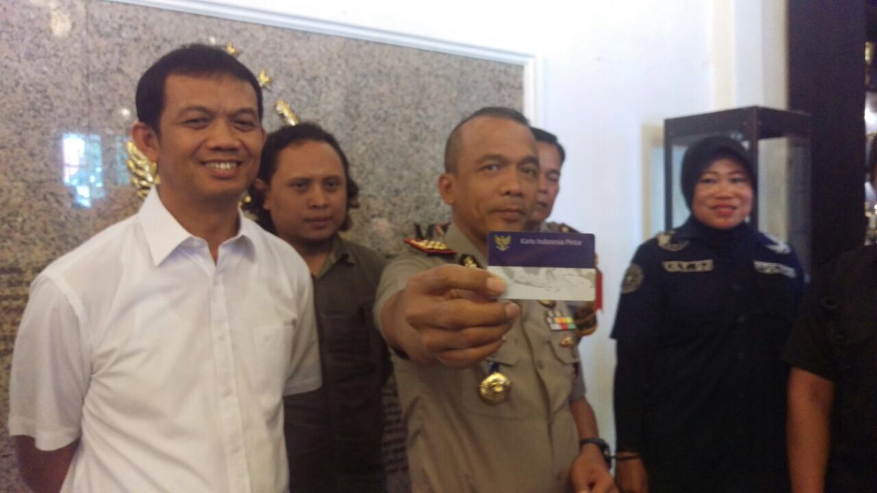 Kapolrestabes Surabaya Kombes Pol Rudi Setiawan menunjukan kartu KIP yang ditemukan di Nginden.
