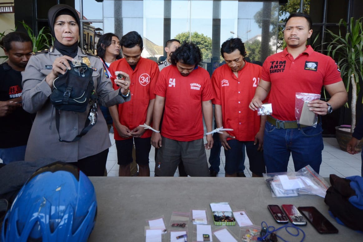 Jambret yang Koleksi Ratusan Memori Card HP Pantau Polisi dengan CCTV 