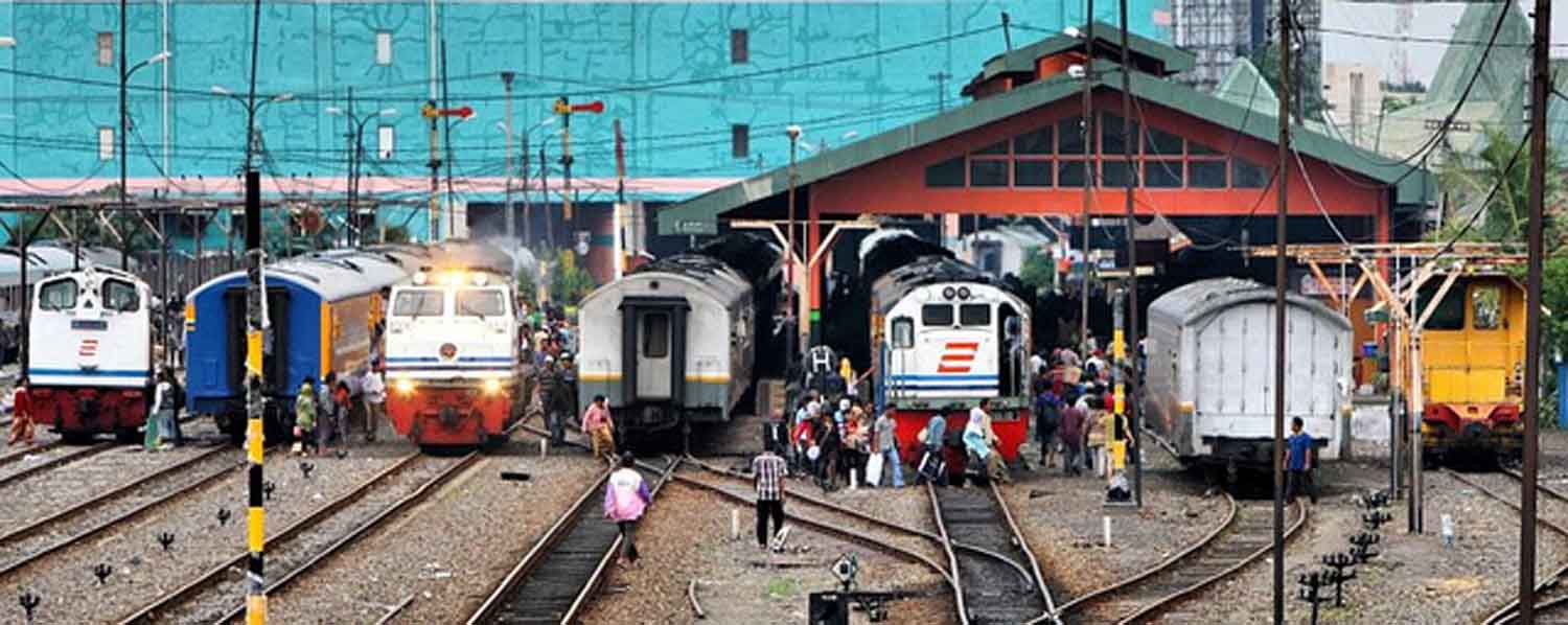 Suasana salah satu stasiun kereta api di Surabaya/istimewa