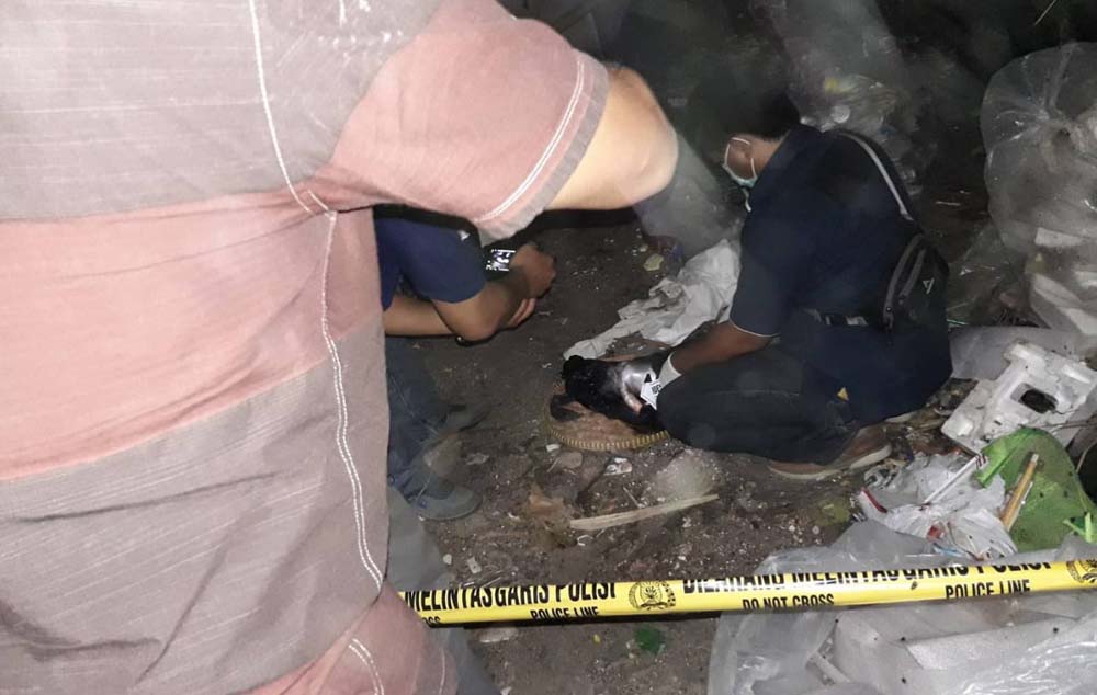 Tim Inafis Polrestabes Surabaya saat melakukan identifikasi di TKP.