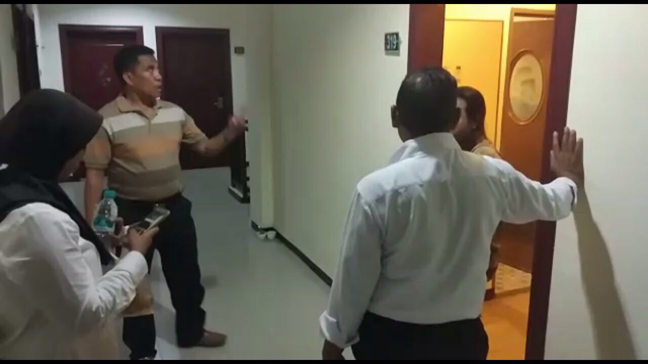 Unit PPA Polrestabes Surabaya saat menggagalkan praktek prostitusi online. 