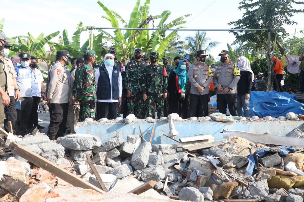 Gubernur Jatim Khofifah Indar Parawansa dan rombongan Forkompimda melakukan peletakan baru pertama pembangunan rumah terdampak gempa di Malang