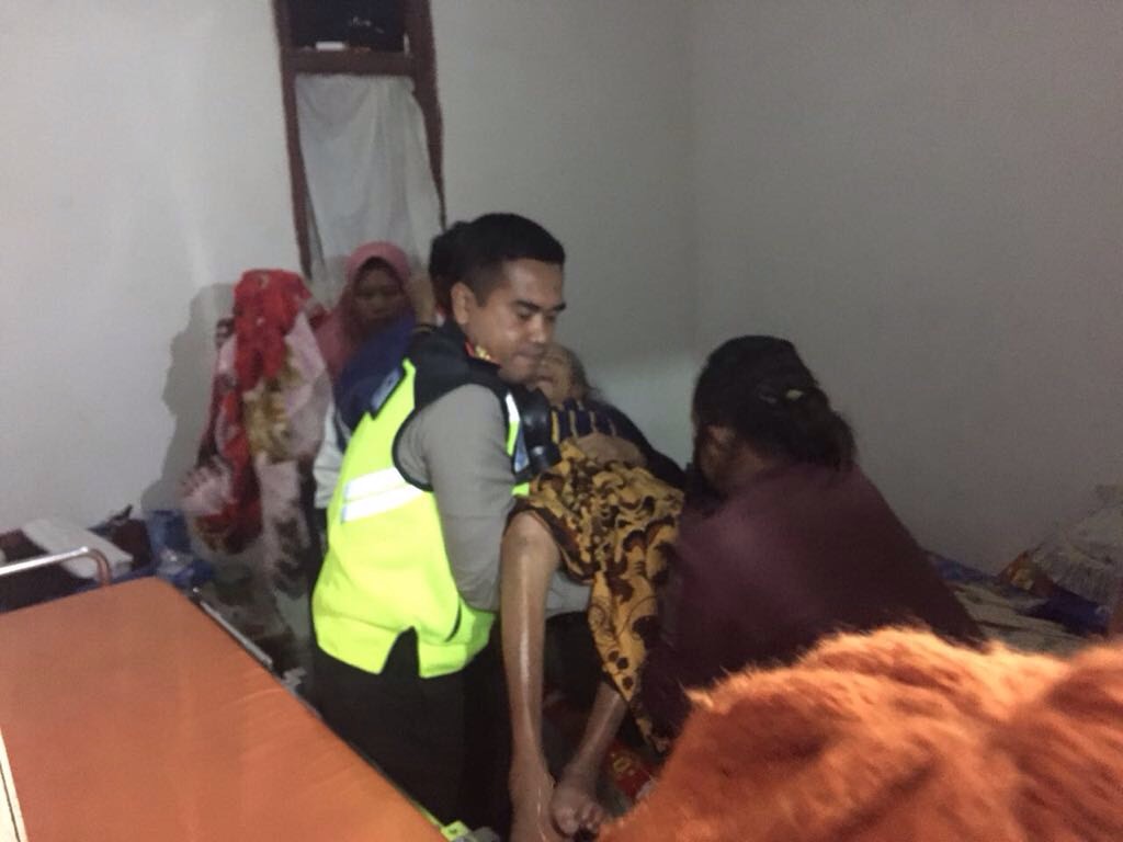 AKBP Taufik Herdiansyah saat mengevakuasi warga 