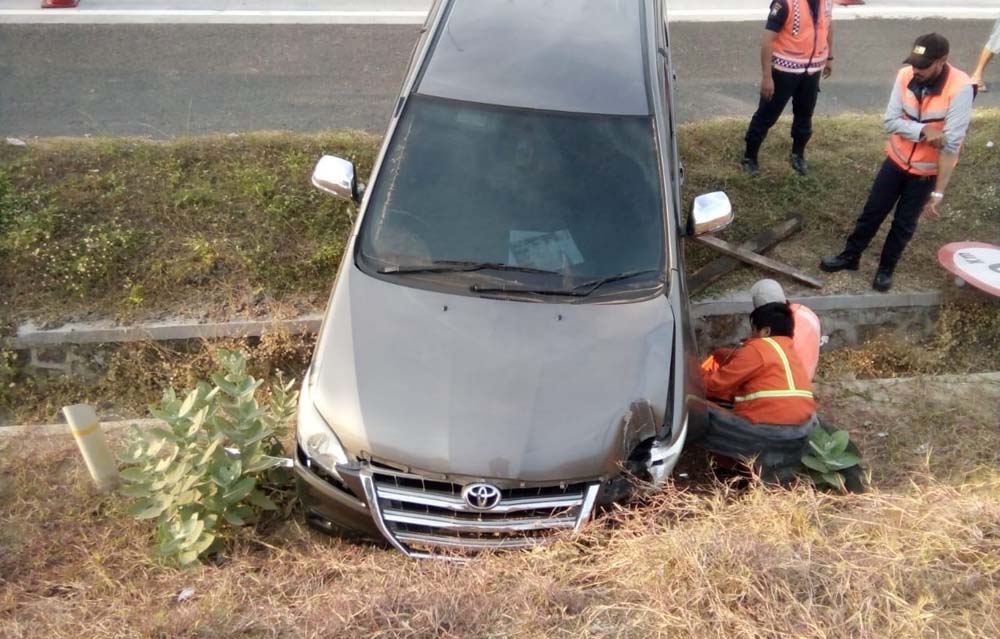 Mobil Innova saat nyungsep ke parit di KM 741-400 Jalur B Warugunung, Tol Sumo, Minggu (14/10/2018).

