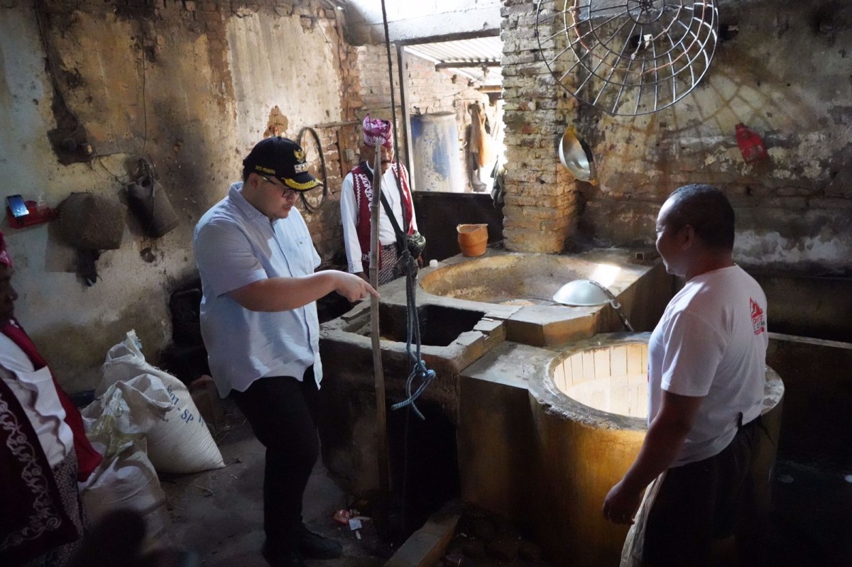 Mas Dhito saat mengunjungi Kampung Tahu di Desa Sendang. (Foto: Humas Pemkab Kediri/jatimnow.com)