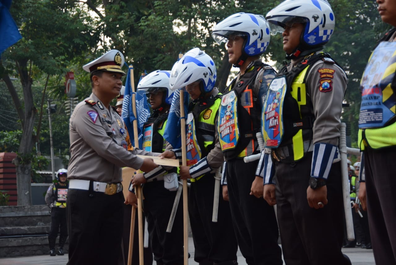 Kasatlantas Polrestabes Surabaya, AKBP Eva Guna Pandia memberikan reward bagi anggotanya yang berprestasi.
