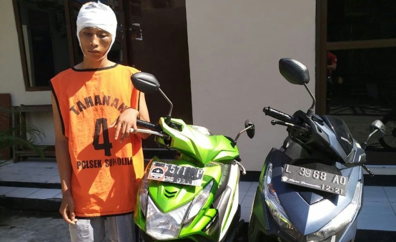 Yanto saat diamankan bersama motor yang dicurinya di Mapolsek Sukolilo.