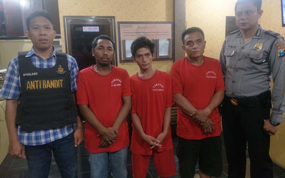 Ketiga pecandu narkoba saat diamankan di Mapolsek Sawahan, Surabaya.