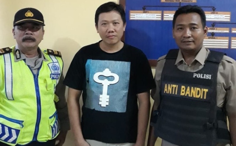 Bram (tengah) saat diamankan di Mapolsek Sukomanunggal Surabaya/Foto: istimewa