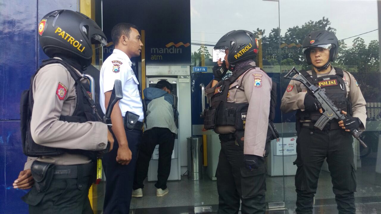 Petugas Raimas Polrestabes Surabaya menggelar patroli mesin ATM.