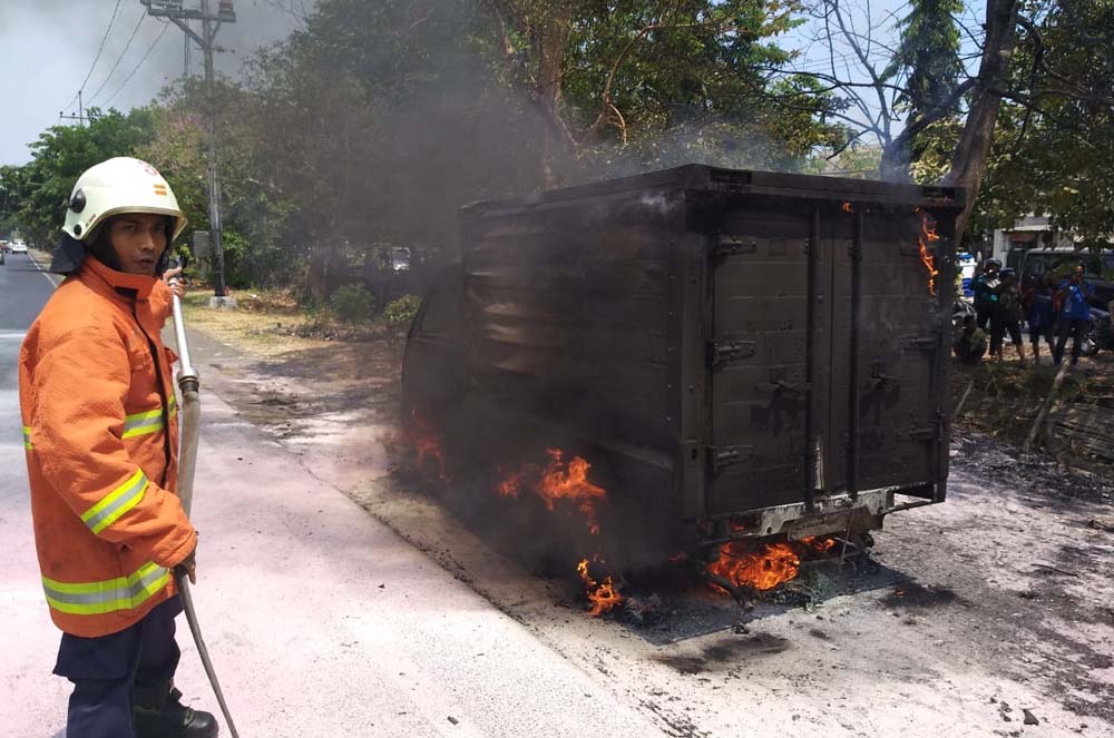 Kondisi mobil boks yang terbakar di Jalan Raya Jemursari, Surabaya.