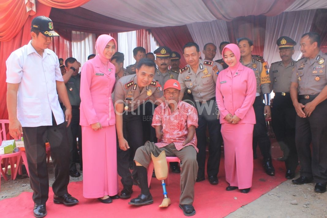 Video: Polres Pacitan Beri Bantuan Kaki Palsu untuk Sugiran