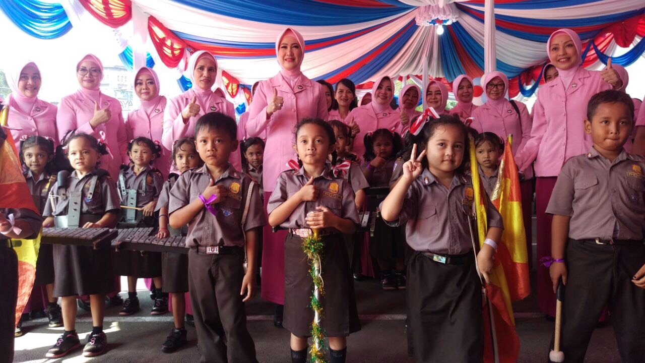 Ketua Bhayangkari Lita Machfud Arifin bersama anak-anak dalam acara 'Polisi Sahabat Anak'.