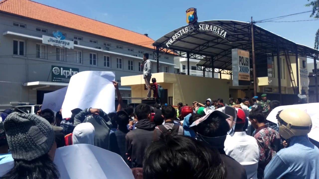 Pendemo saat menggelar aksinya di depan Mapolrestabes Surabaya.

