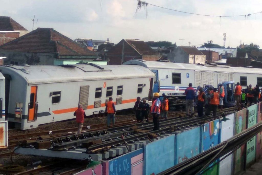 7 gerbong kereta api (KA) tanpa lokomotif yang meluncur sendiri di Stasiun Kota Lama, Kota Malang