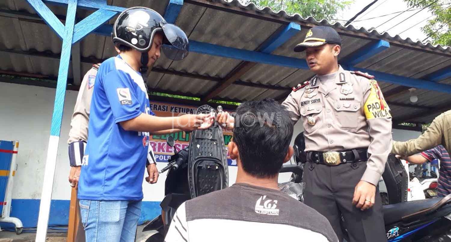 Asyik! Polisi di Surabaya Bagikan Lampu Motor Gratis untuk Pemudik