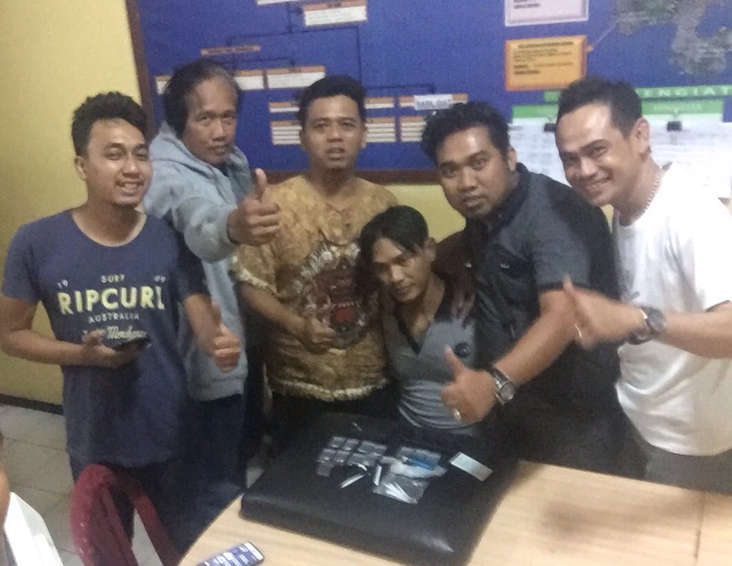 Amat (duduk tengah), diamankan di Mapolsek Sukomanunggal, Surabaya bersama sabu yang dijualnya. 