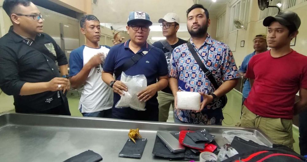 AKBP Memo Ardian (kiri) bersama Iptu Eko Julianto, Iptu Kennardi dan Iptu Yudhi Triananta Syaeful Mamma (kanan) di Kamar Mayat RSU dr Soetomo, Surabaya