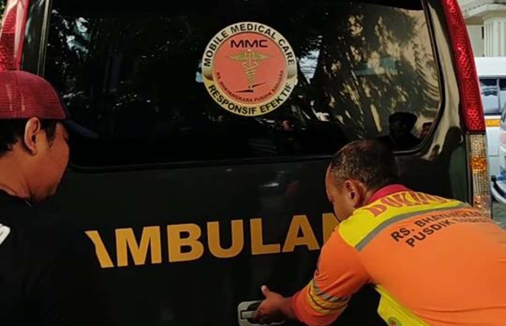 Jenazah seorang sindikat narkoba yang ditembak mati Satresnarkoba Polrestabes Surabaya saat tiba di Kamar Mayat RSU dr Soetomo