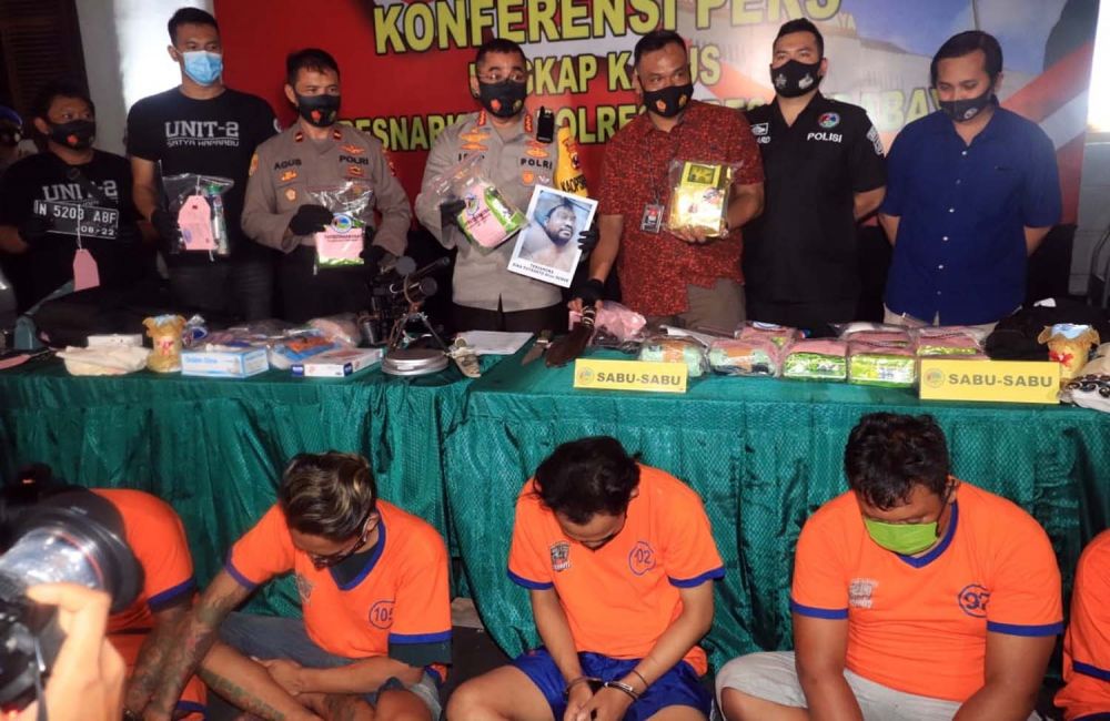 Polrestabes Surabaya membeberkan barang bukti narkoba dan para tersangka yang ditangkap