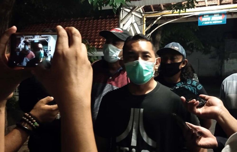 Kasubdit Jatanras Ditreskrimum Polda Jatim Kompol Oki Ahadian dan anggota di Kamar Mayat RSU dr Soetomo, Surabaya (Foto: jatimnow.com)
