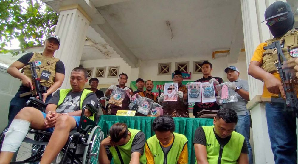 Kasat Resnarkoba Polrestabes Surabaya AKBP Memo Ardian (berkopyah) memimpin gelar ungkap kasus narkoba di Kamar Mayat RSU dr Soetomo
