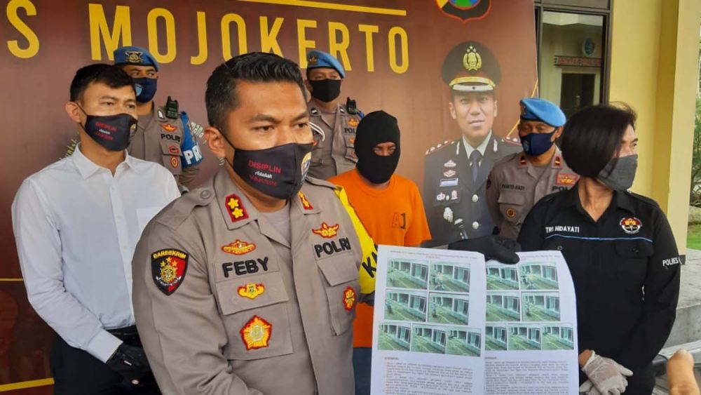 Kapolres Mojokerto AKBP Feby Hutagalung menunjukkan barang bukti dan tersangka lain rekan sekomplotan bandit motor bersenpi yang ditembak mati